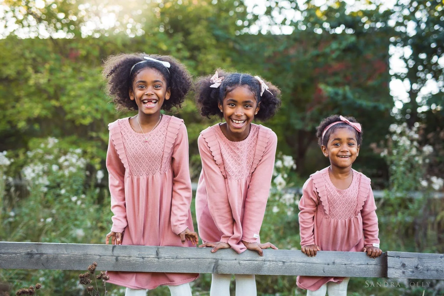 picture-of-three-happy-sisters-by-stockholm-photographer-sandra-jolly-photography.jpg