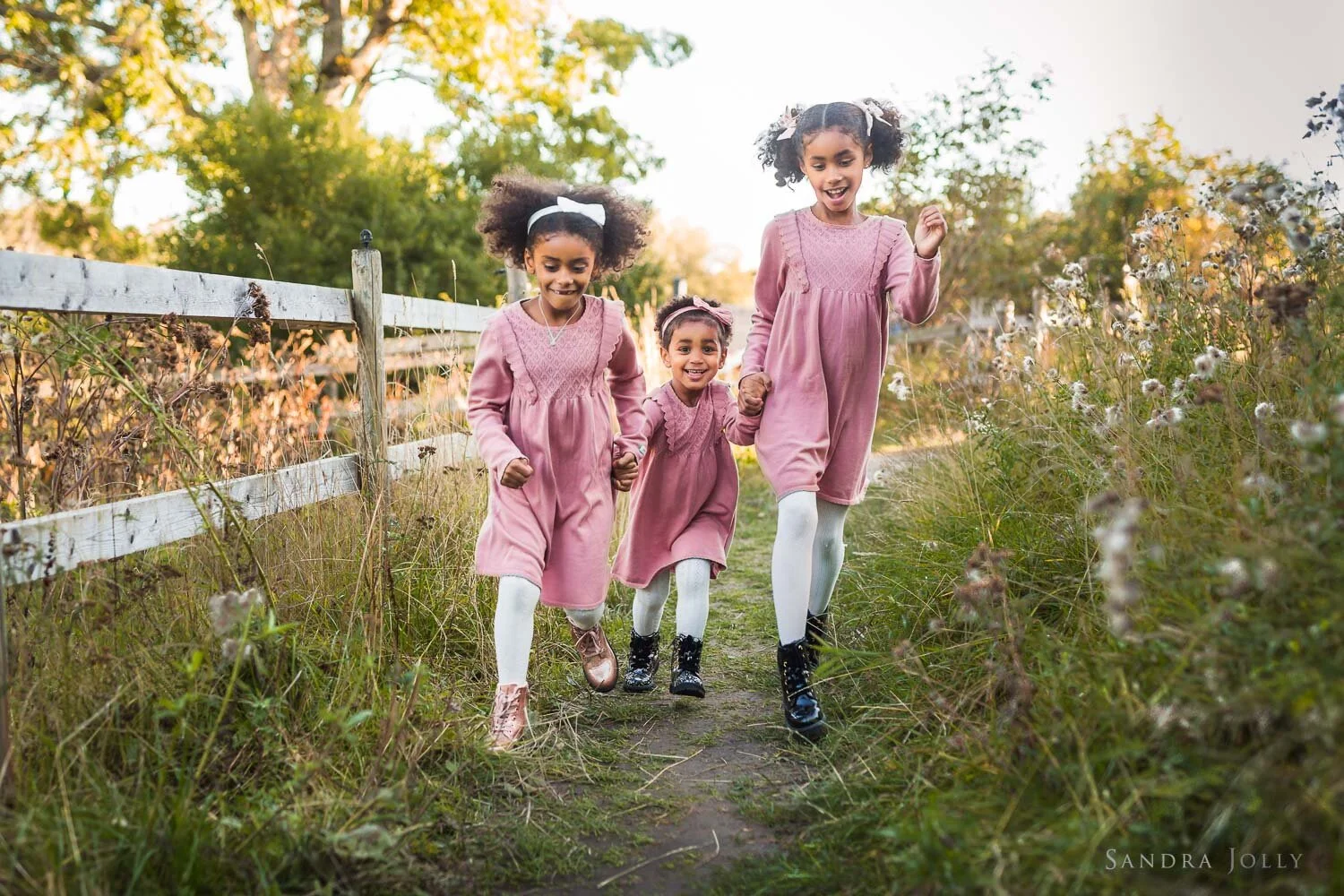 three-sisters-runningl-by-stockholmfotograf-sandra-jolly-photography.jpg