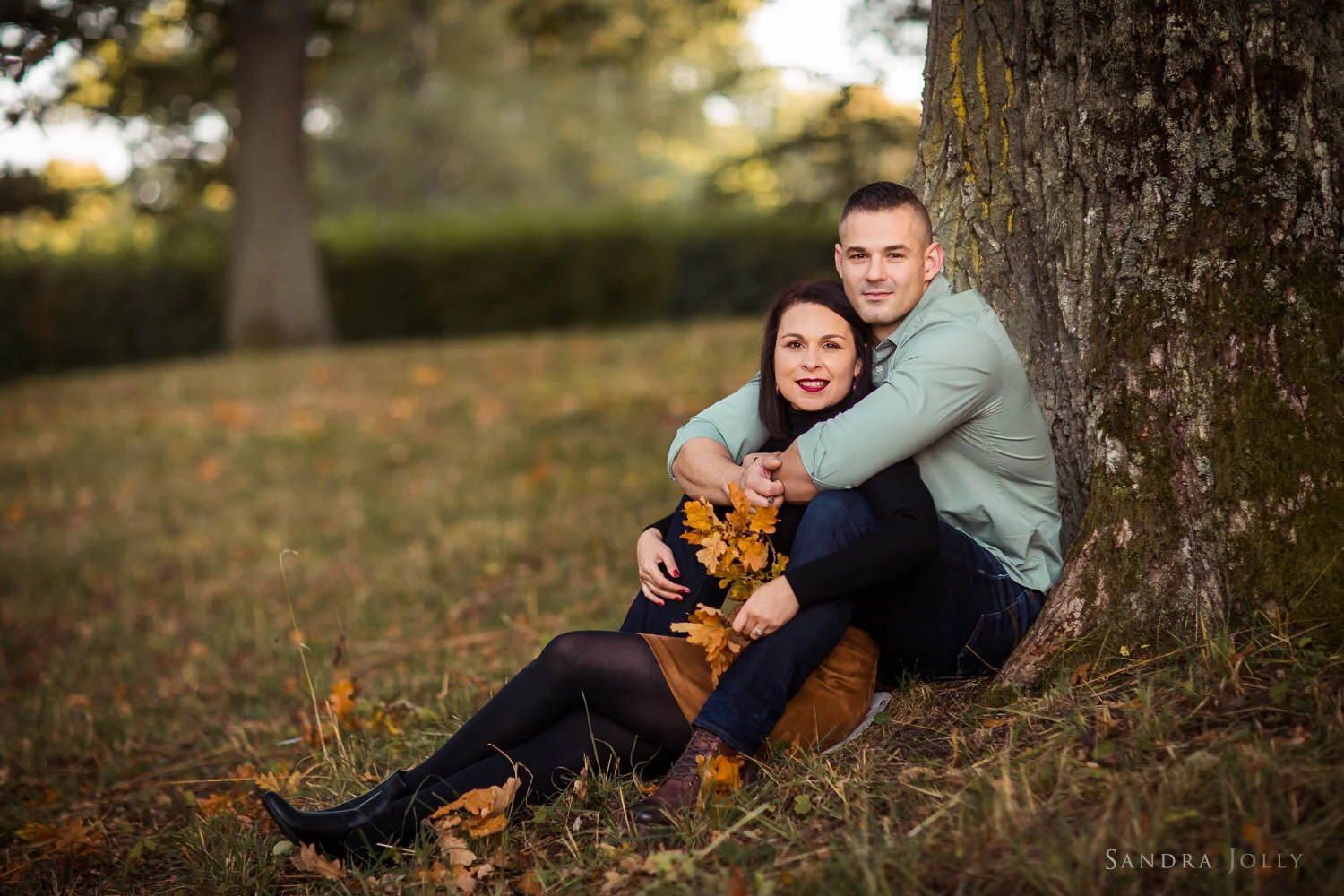 couple-sitting-under-tree-in-ulriksdal-by-sandra-jolly-photography.jpg