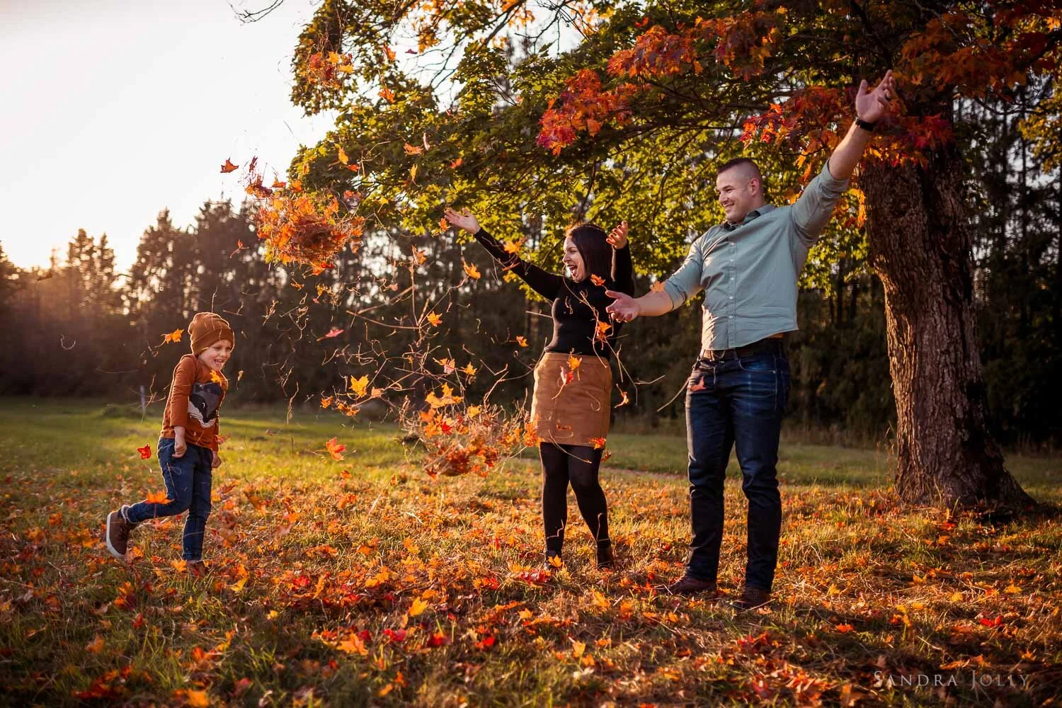 family-fun-in-leaves-at-ulriksdal-slott-by-sandra-jolly-photography.jpg