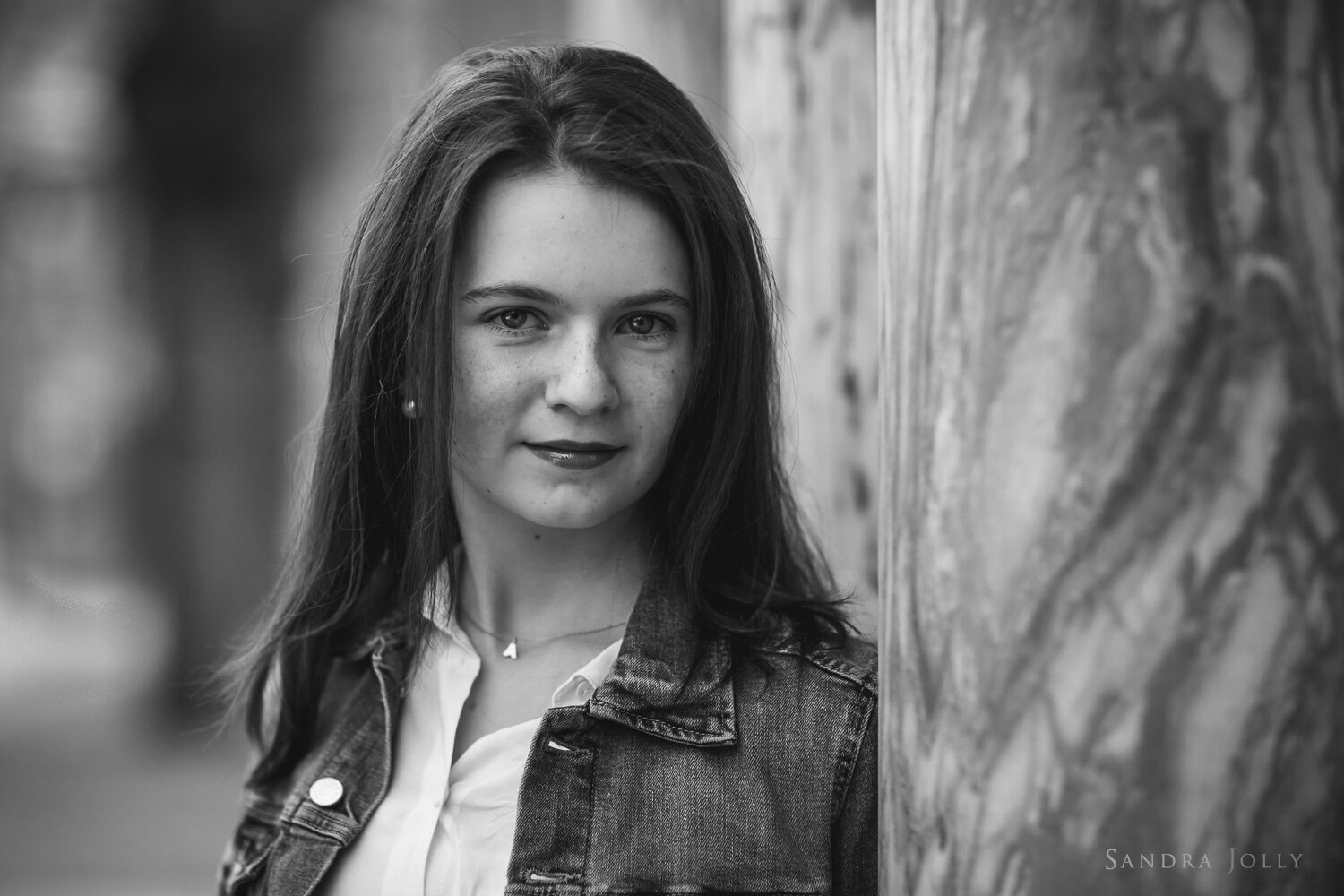 black-and-white-photo-of-teenage-girl-by-stockholm-photographer-sandra-jolly.jpg