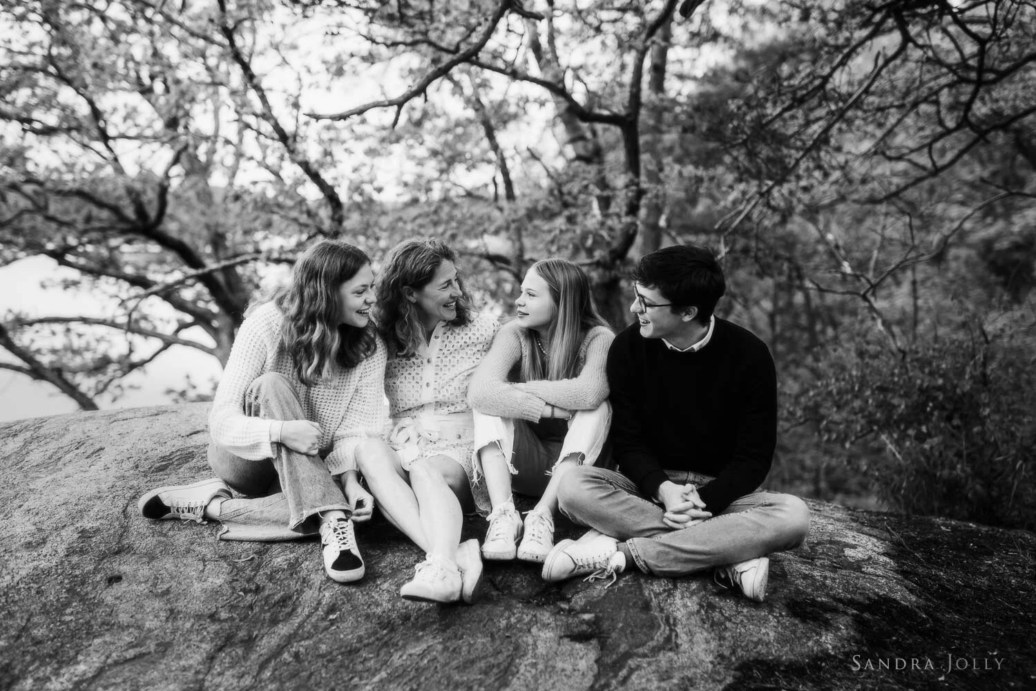 mom-and-teenage-kids-in-stocksund-by-stockholm-photographer-sandra-jolly.jpg