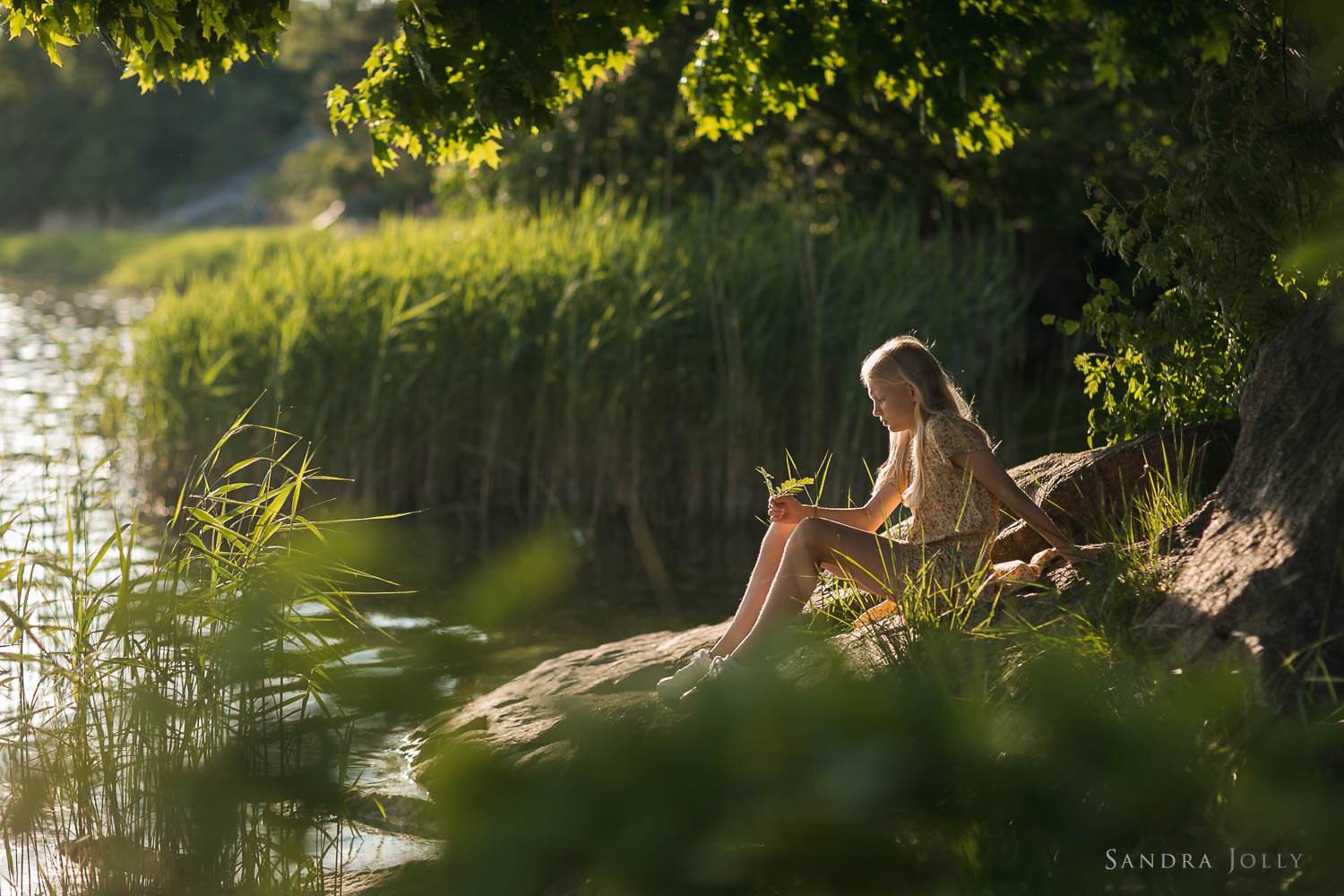 girl-by-water-in-stockholm-by-sandra-jolly-photography-family-photographer.jpg