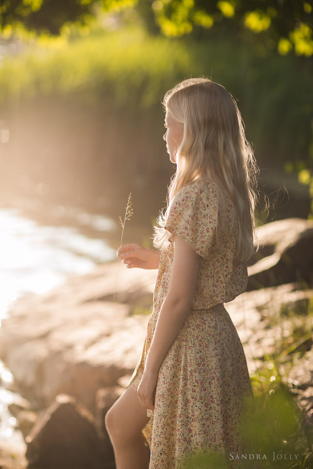 girl-by-water-in-stockholm-by-stockholm-photographer-sandra-jolly.jpg