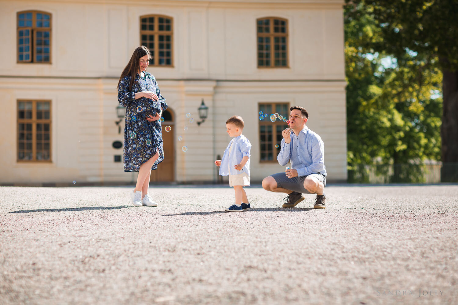 family-blowing-bubbles-at-Drottningholms-slott-by-stockholm-photographer-sandra-jolly.jpg