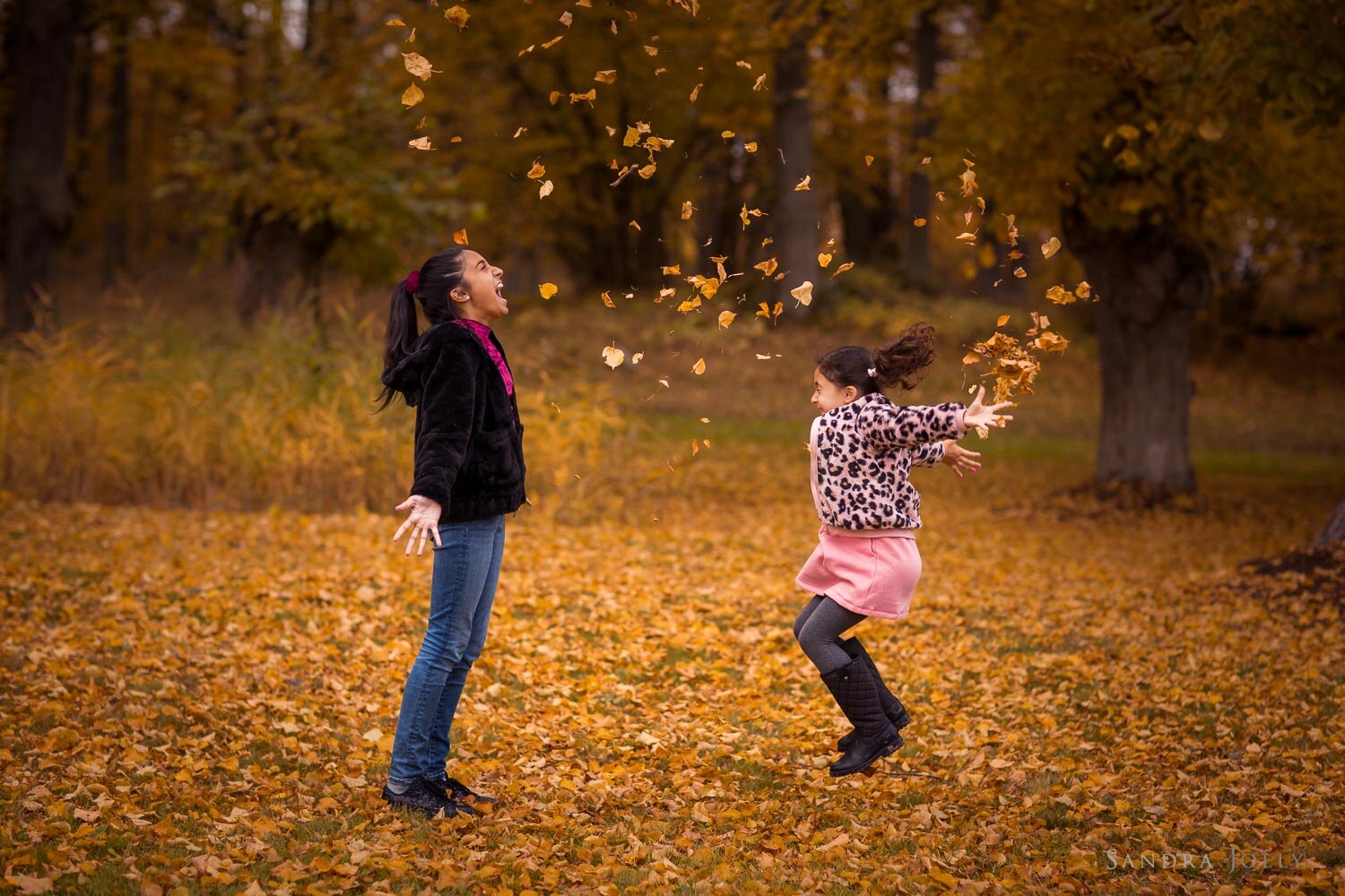fun-autumn-family-photo-session-by-sandra-jolly-photography.jpg