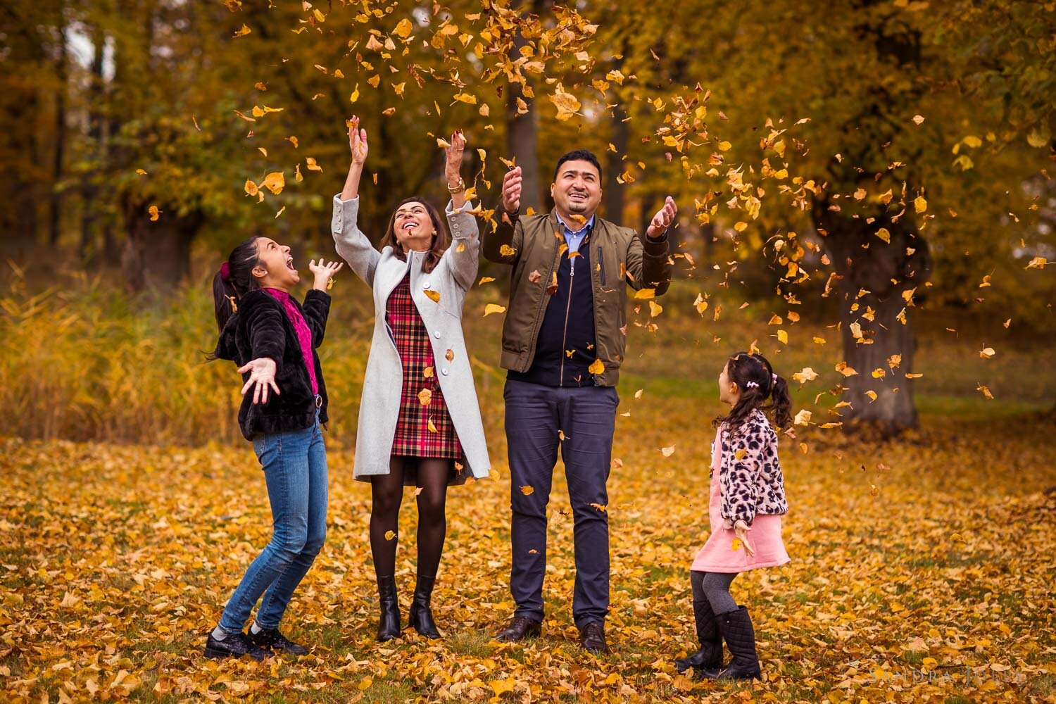 happy-autumn-family-photo-by-sandra-jolly-photography.jpg