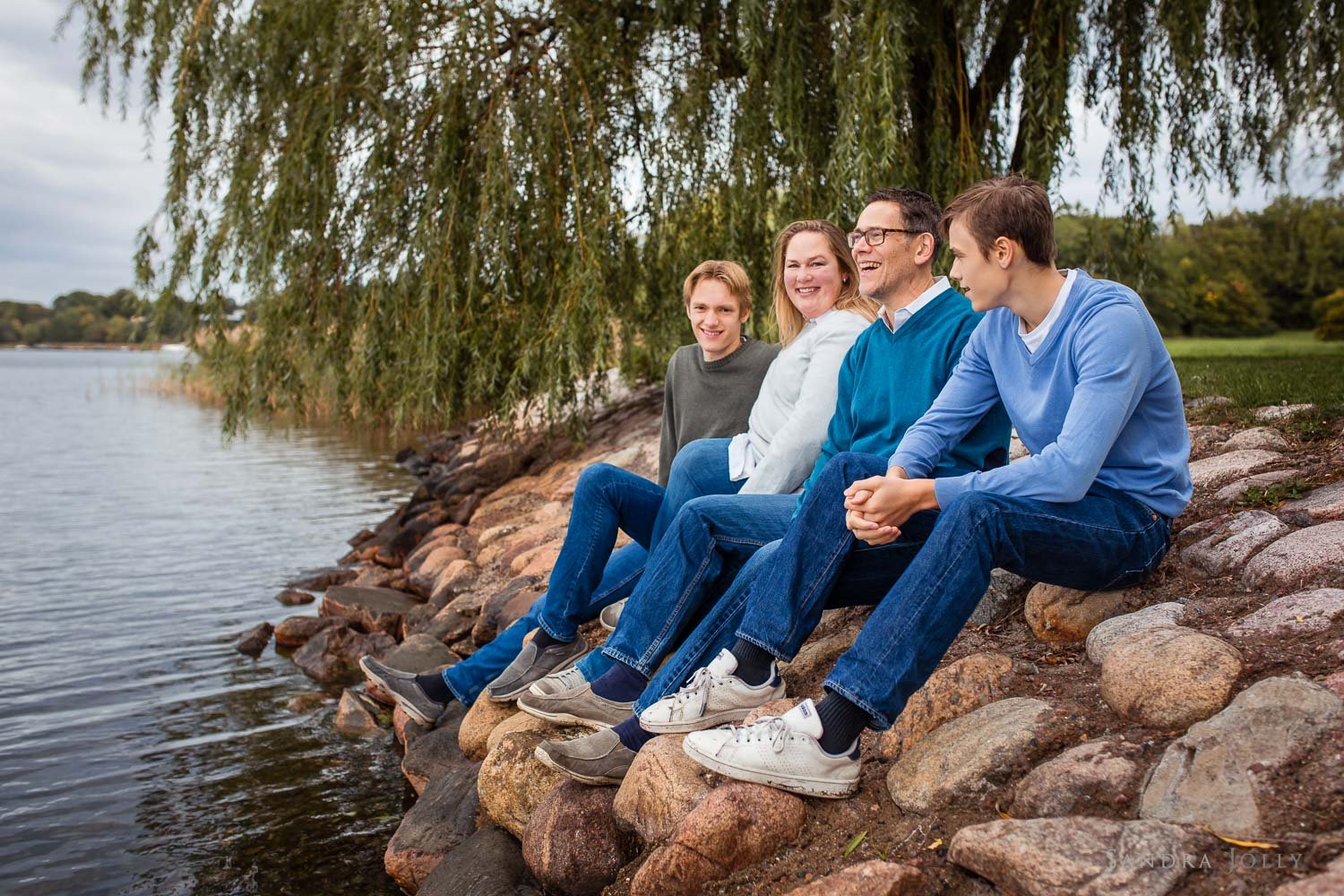 family-photo-session-by-the-water-by-stockholm-photographer.jpg