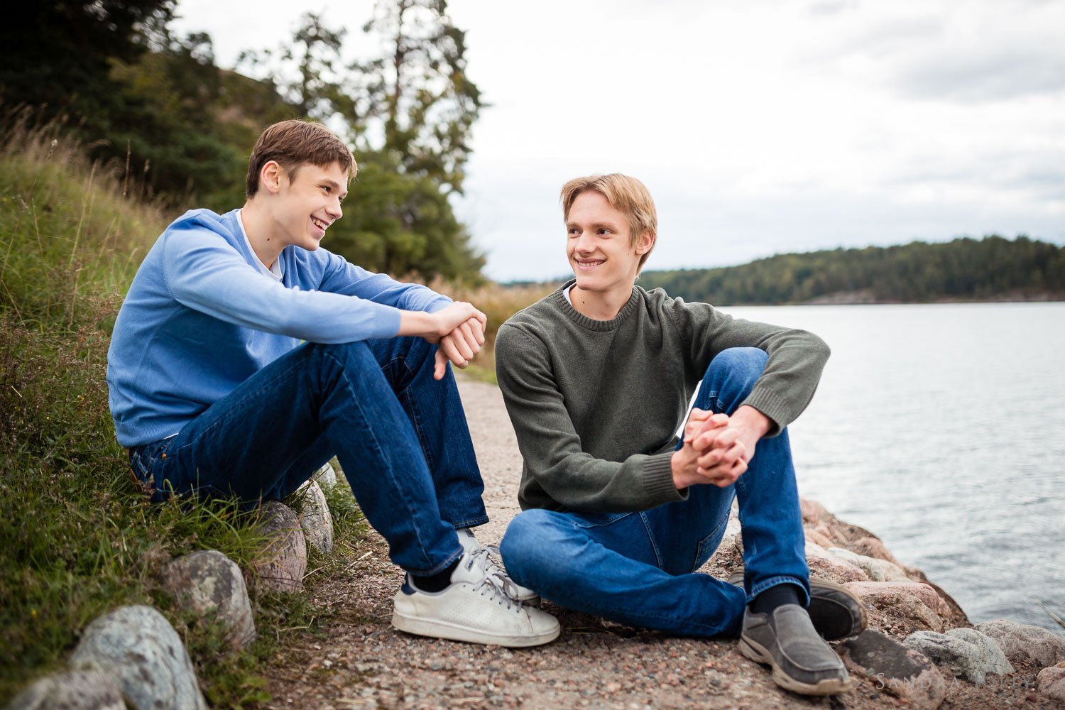 teenage-brothers-hanging-out-by-stockholm-photographer-sandra-jolly.jpg