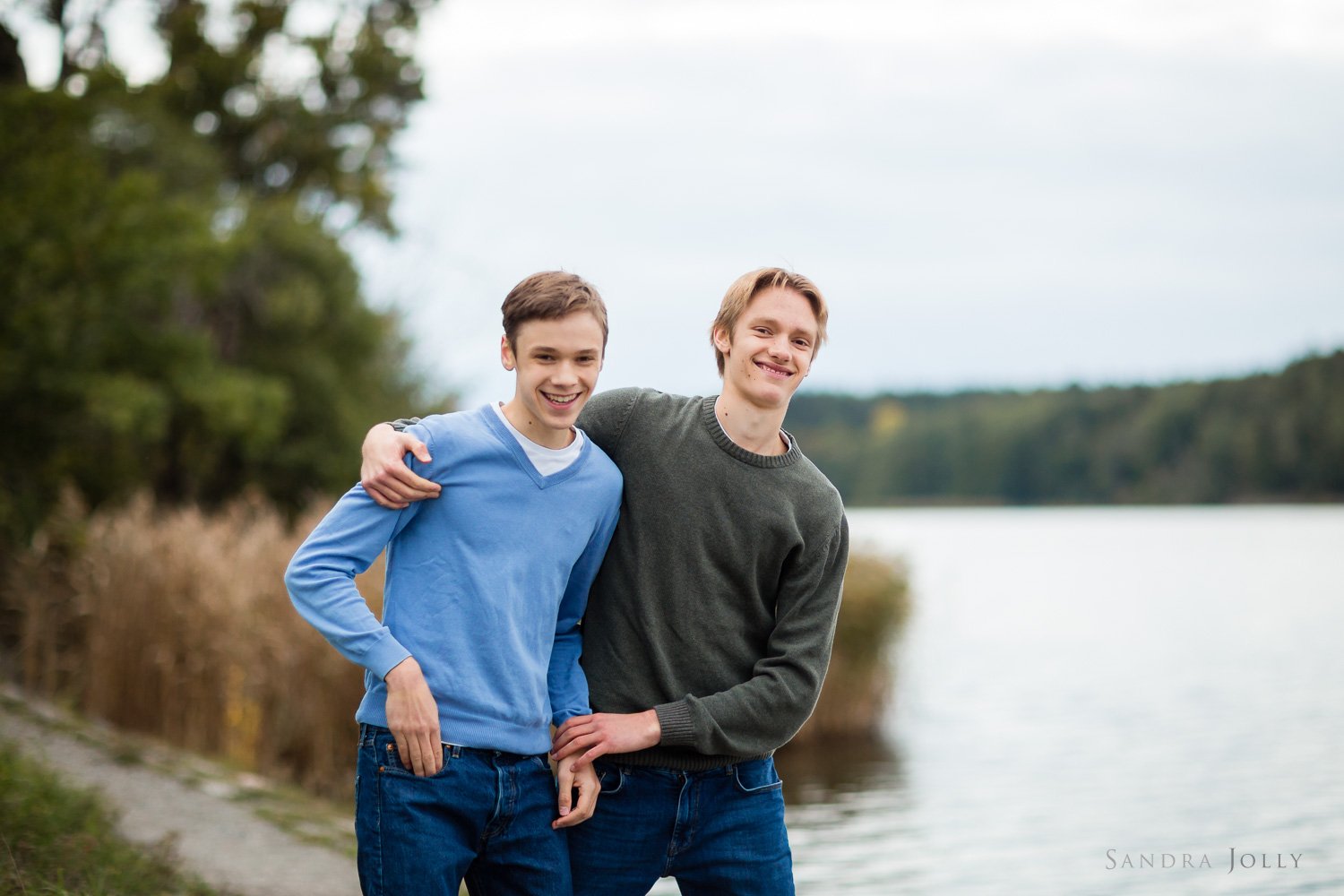 teenage-brothers-having fun-by-stockholm-family-photographer-sandra-jolly.jpg