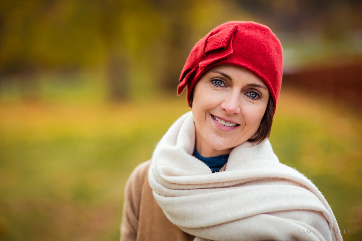 beautiful-portrait-of-woman-in-red-hat.jpg