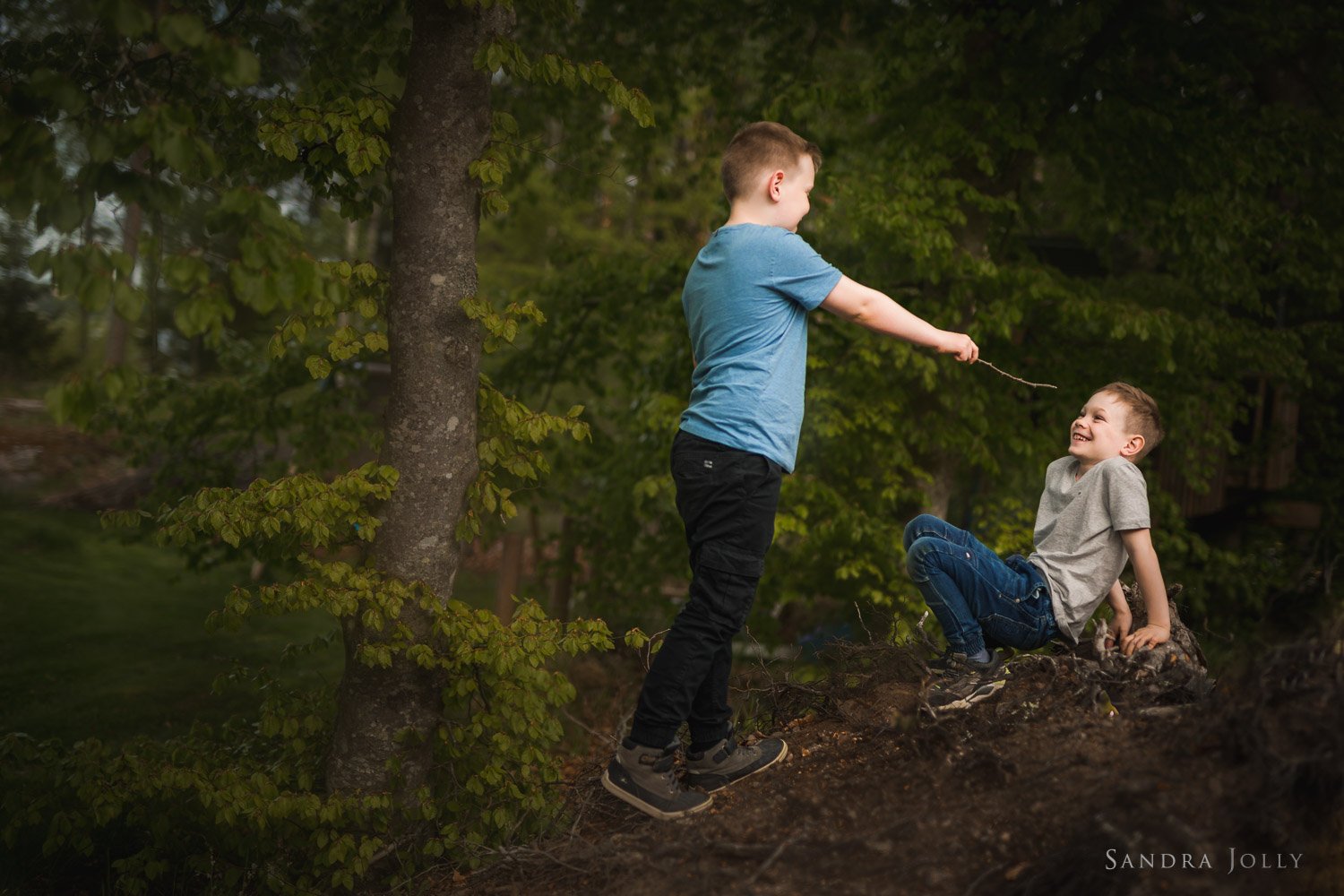 brothers-playing-in-garden-by-sandra-jolly-photography-stockholm-photographer.jpg