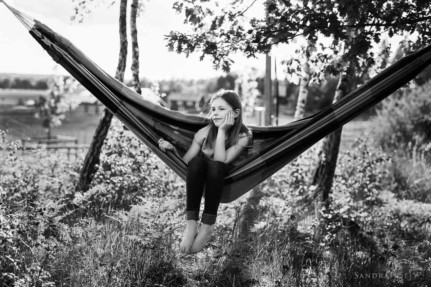 girl-in-hammock-by-sigtuna-photographer-sandra-jolly-photography.jpg