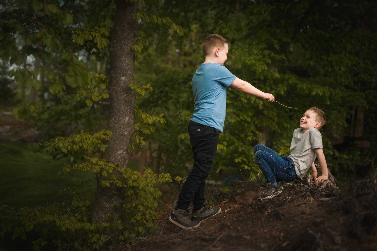 boys-playing-in-woods-stockholm-photogrpaher.jpg