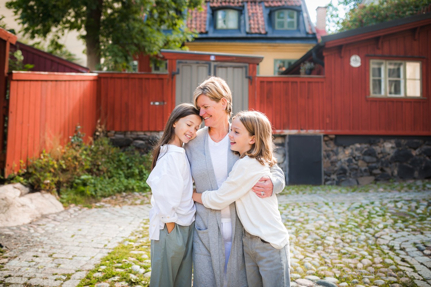two-moms-with-sons-photo-session-in-Stockholm.jpg