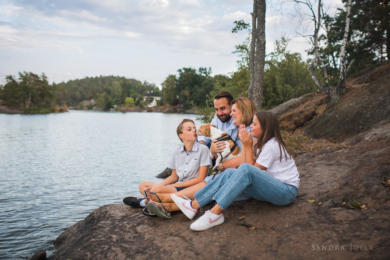family-portrait-session-by-the-water-in-stockholm.jpg