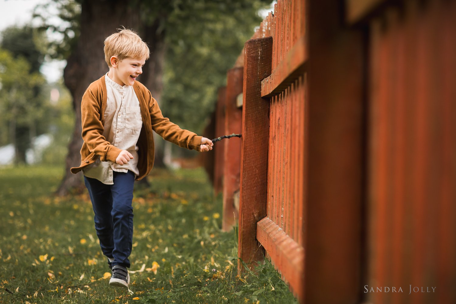 little-boy-with-stick-by-stockholm-portrait-photographer.jpg