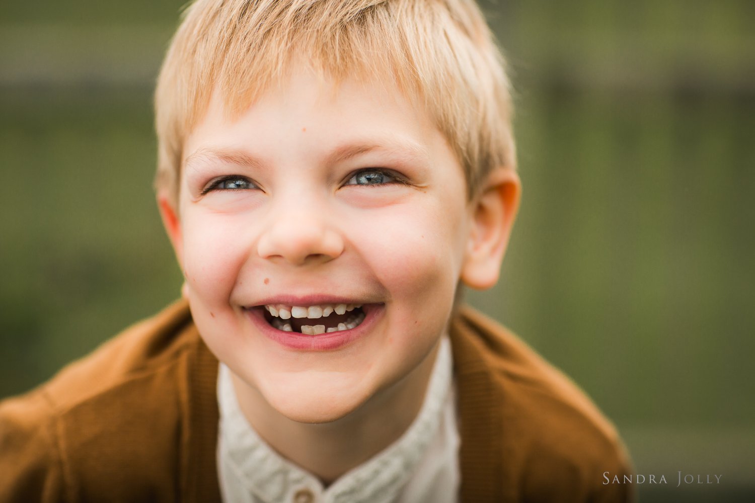 portrait-of-blonde-boy-stockholm-porträttfotograf.jpg