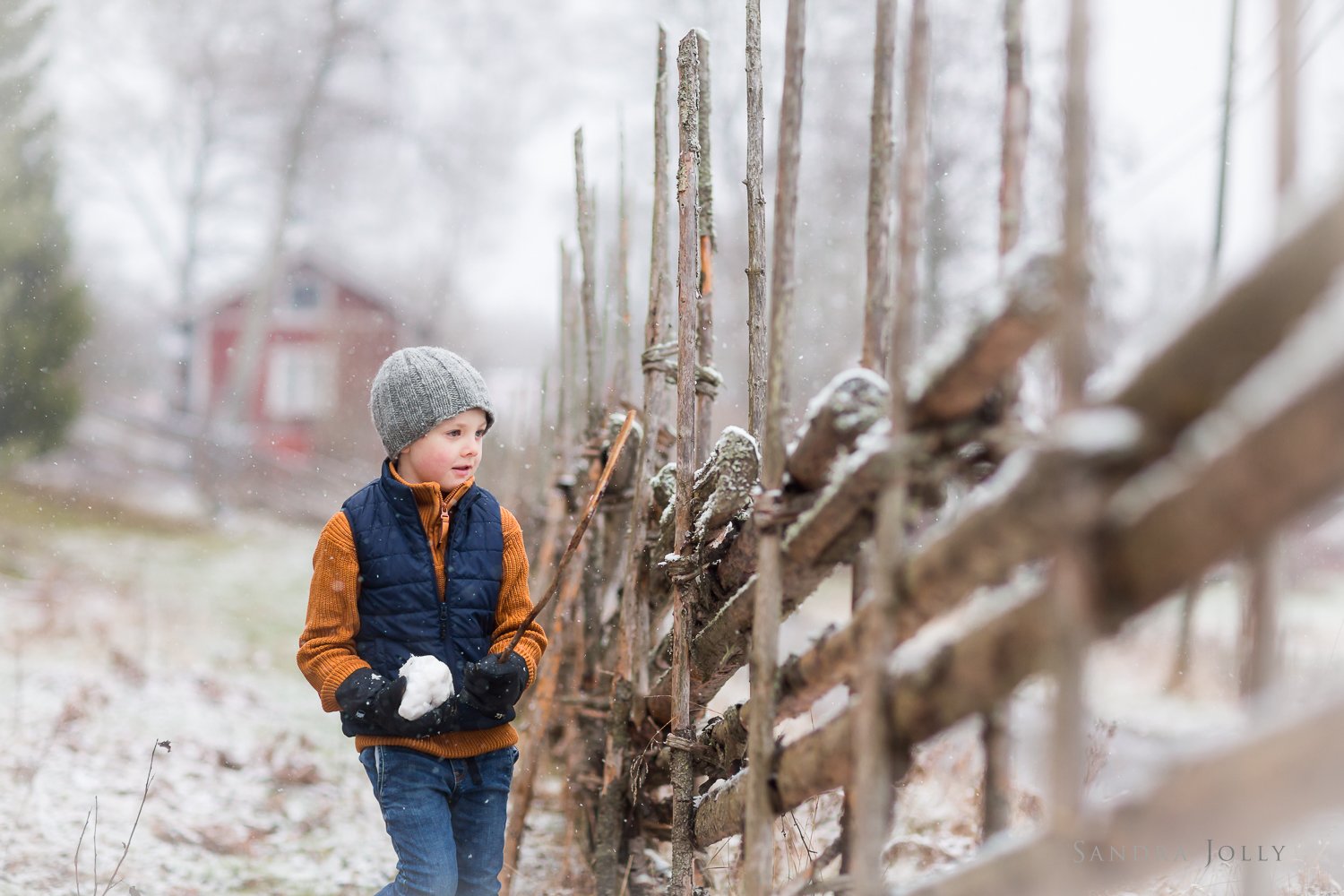 boy-in-snow-by-porträttfotograf-stockholm-sandra-jolly.jpg