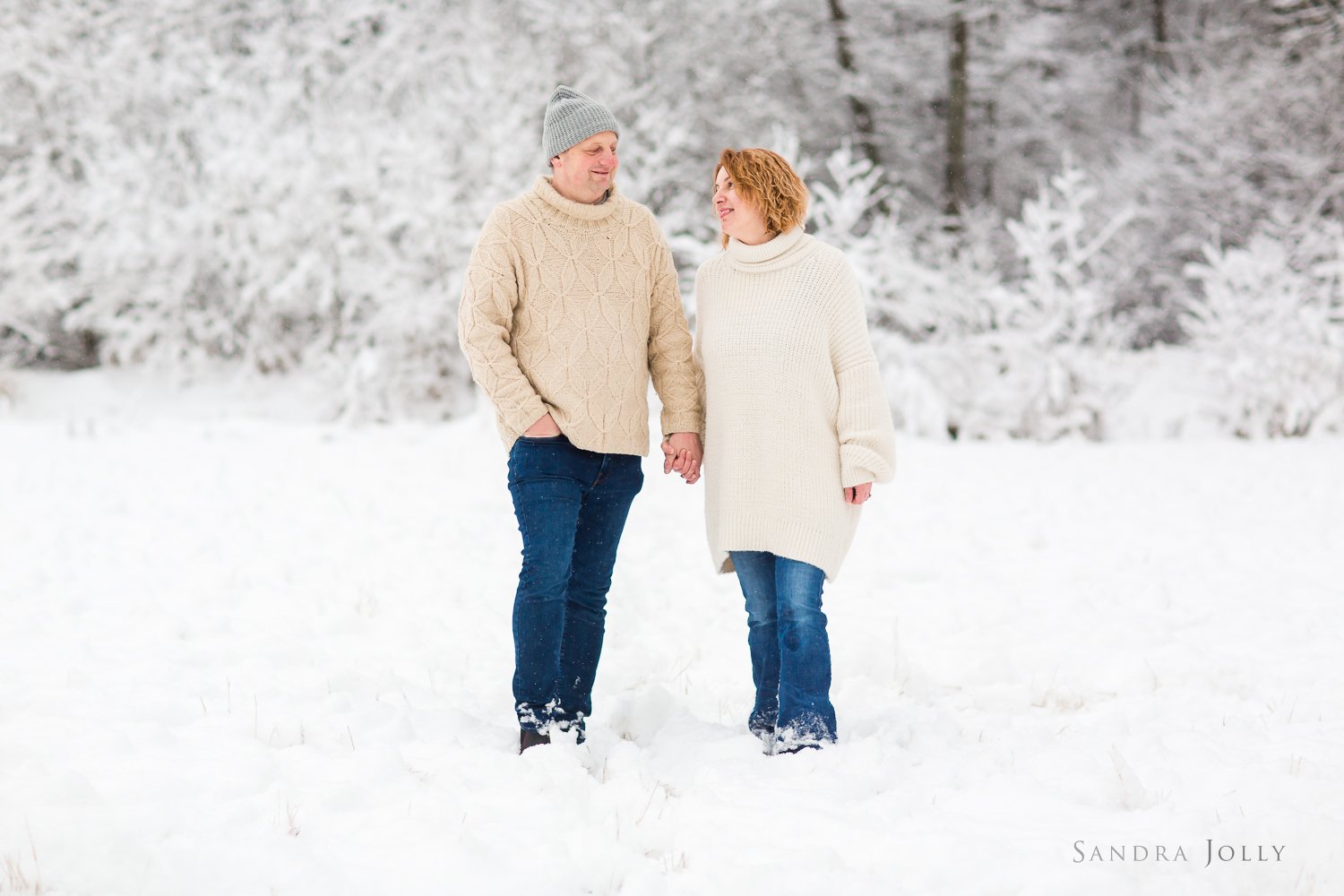 couple-walking-in-snow-in-stockholm-stockholm-portrait-photographer.jpg