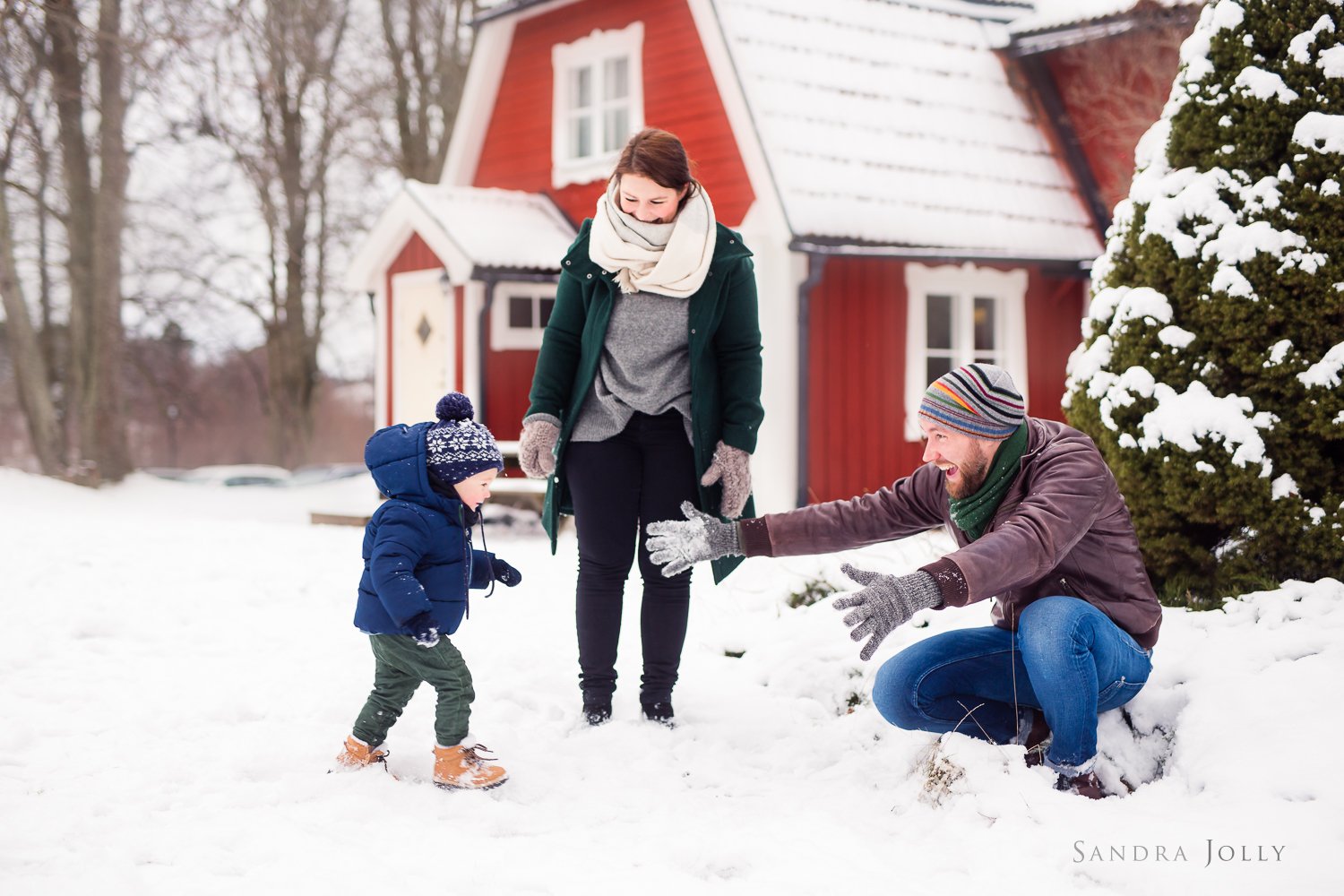 family-playing-in-snow-by-stockholm-family-photographer-sandra-jolly-photography.jpg