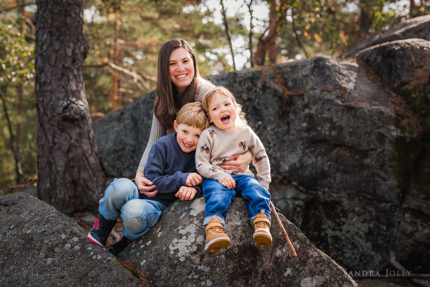 mother-and-young-sons-familjefotograf-stockholm.jpg
