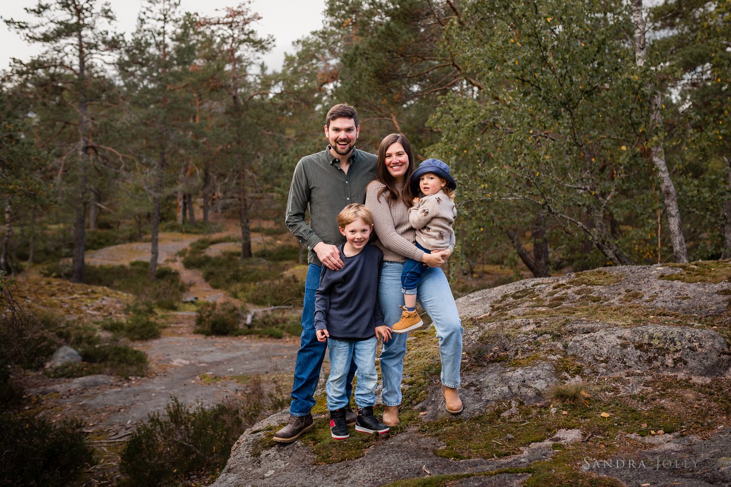 stockholm-family-photo-session-in-woods.jpg