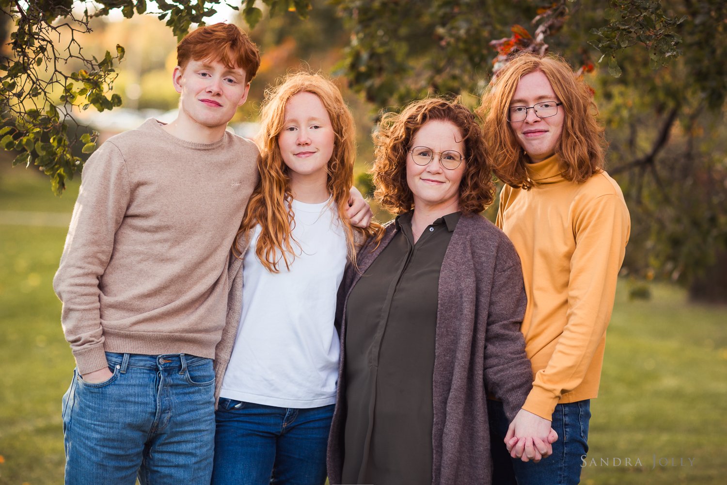 mom-and-kids-family-photo-session-stockholm.jpg