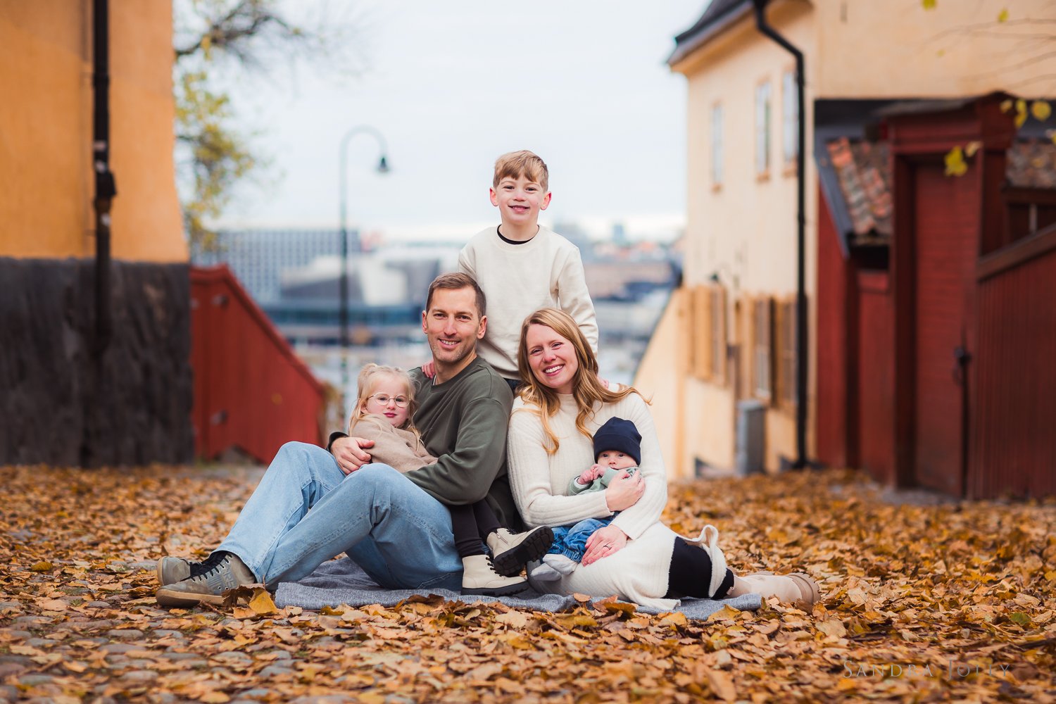 autumn-outdoor-family-photo-session-in-stockholm.jpg