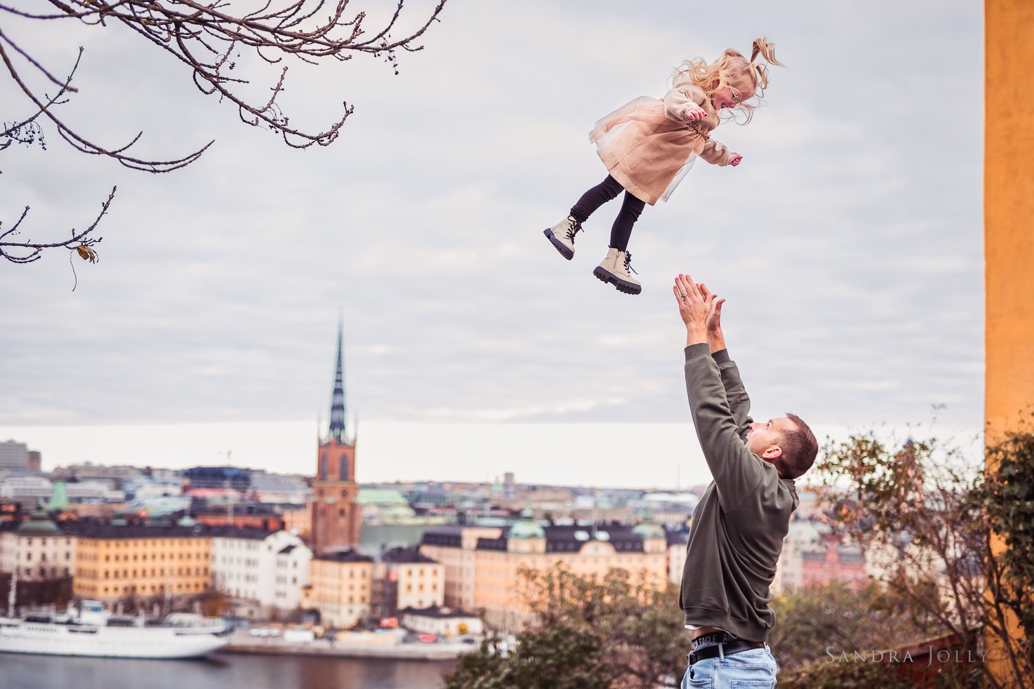 father-and-daughter-near-stadshuset-stockholm.jpg