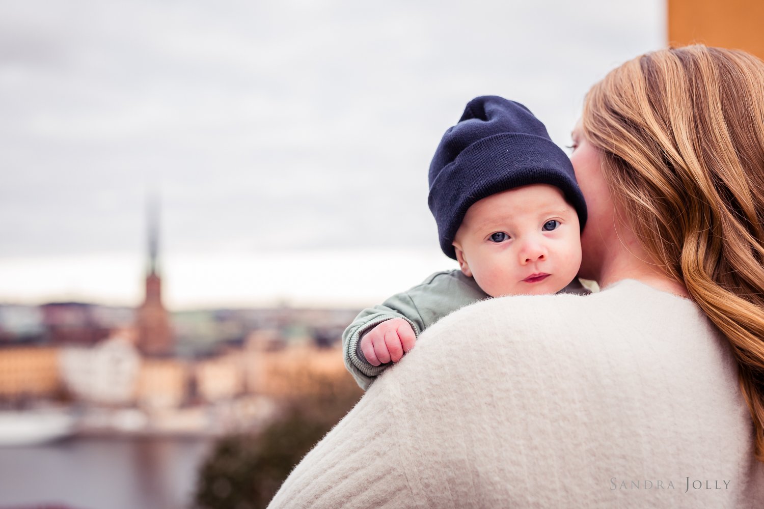mother-and-baby-photo-session-outdoors-in-stockholm.jpg