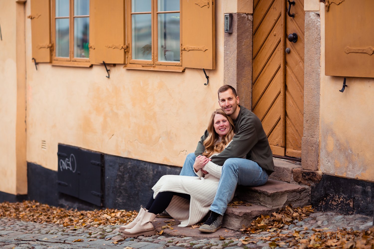 outdoor-couple-photo-session-in-stockholm.jpg