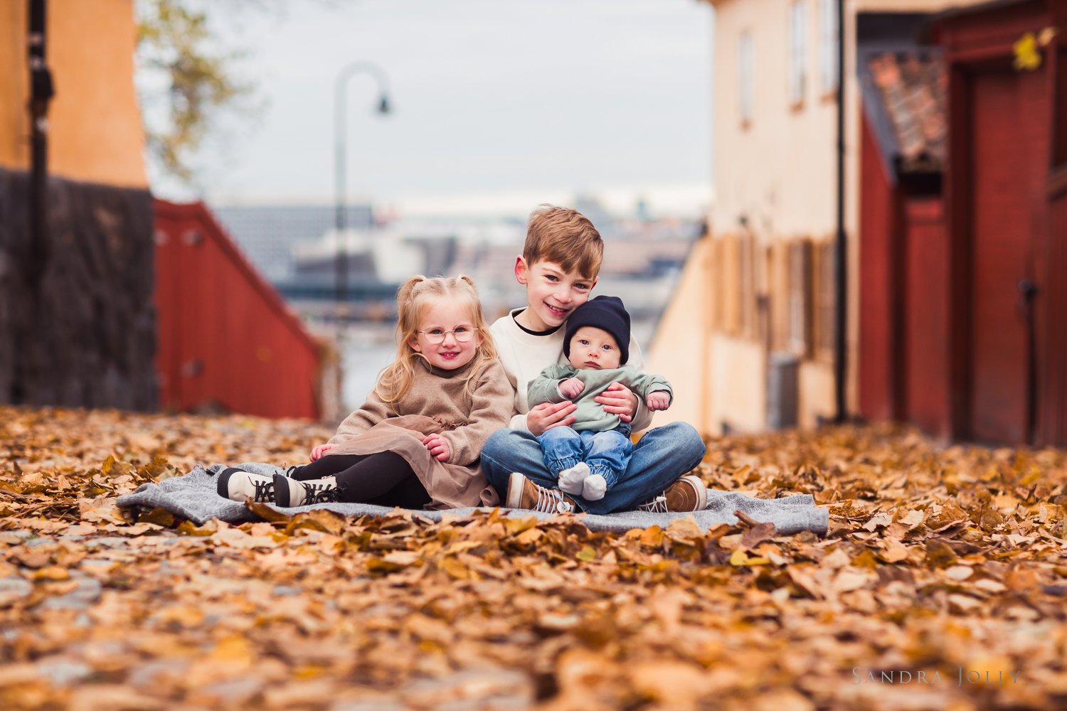 siblings-together-autumn-photo-session-in-stockholm.jpg