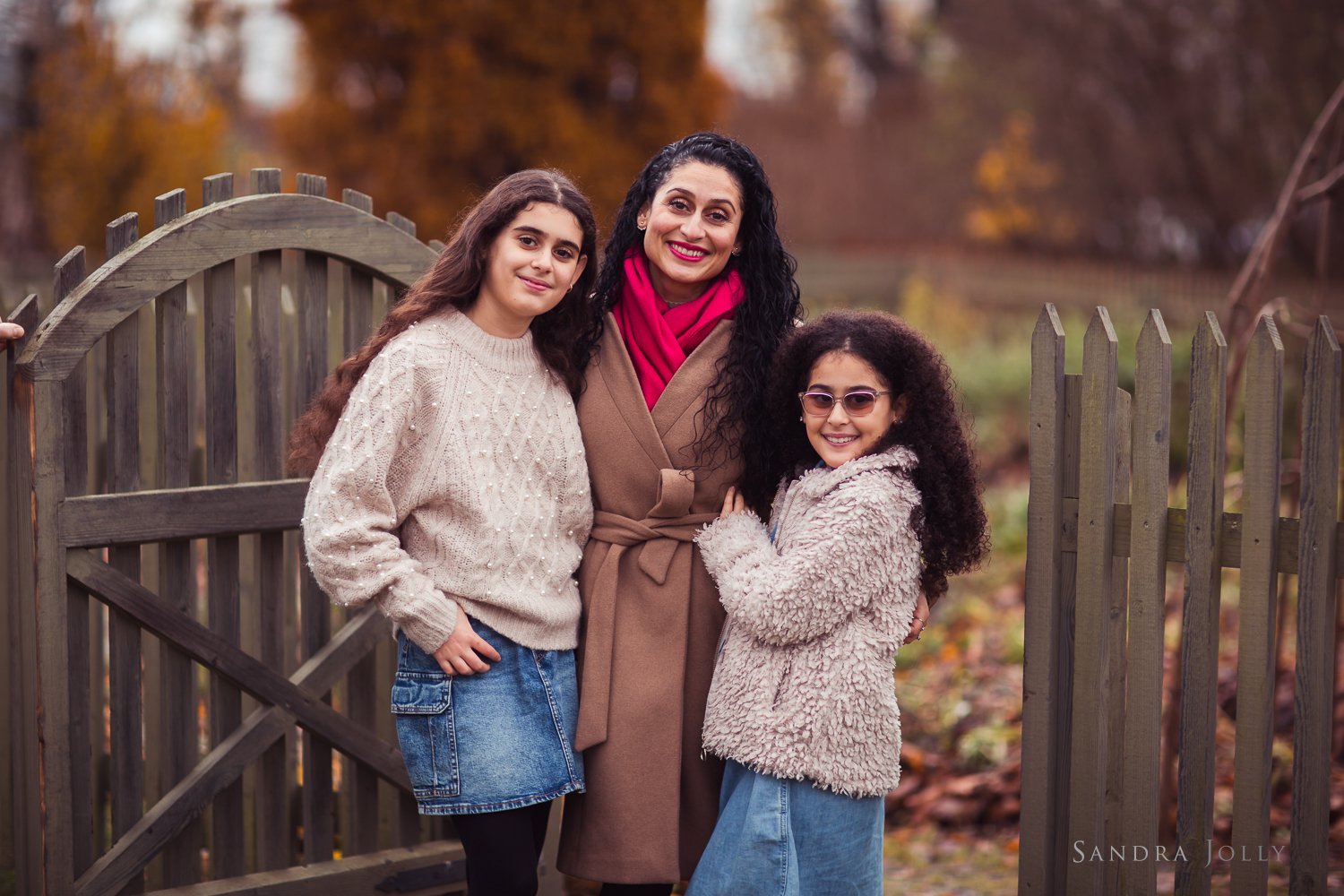 autumn-mother-and-daughters-photo-session-stockholm.jpg