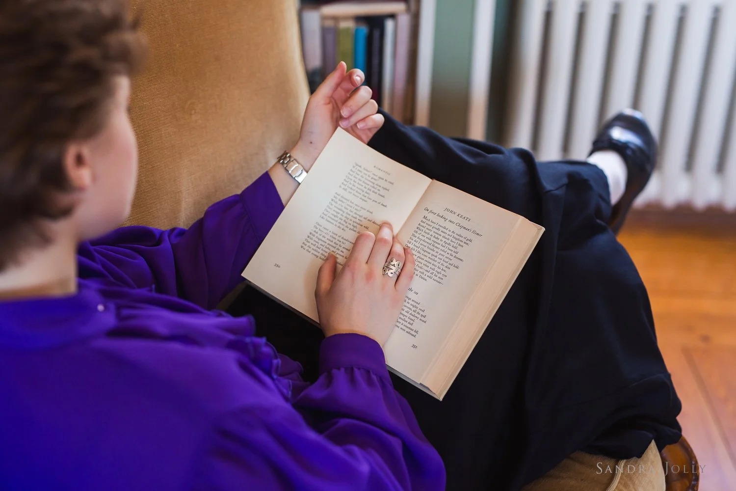 lifestyle-image-of-girl-reading.jpg