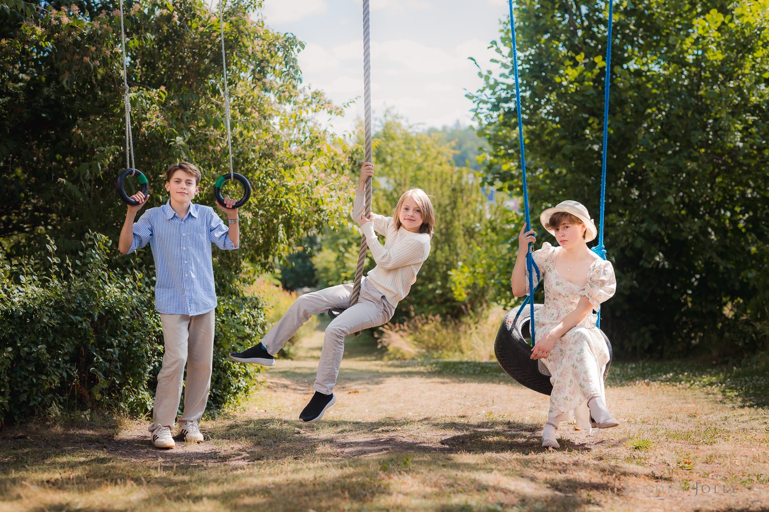 siblings-playing-together-stockholm-photographer.jpg