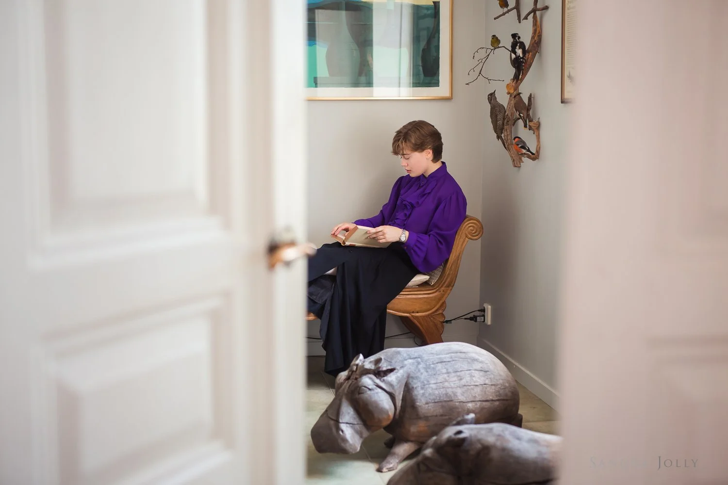 stockholm-portrait-photographer-teenage-girl-reading.jpg