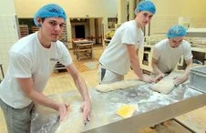 Handarbeit in der Stendaler Landbäckerei: David Eigenfeld, Paul Stolze und Kevin Siegel (v.l.) bereiten Brotteig vor.