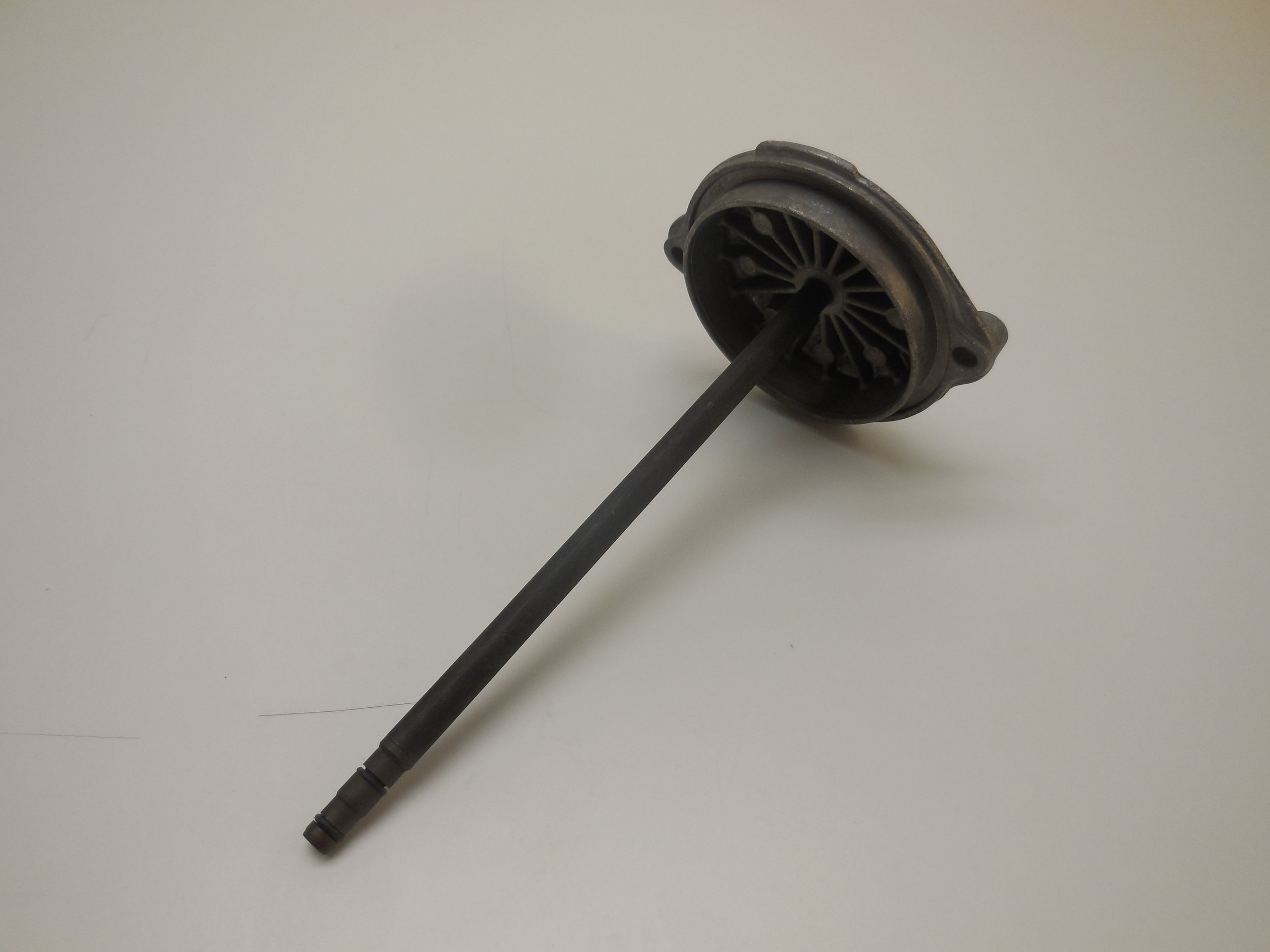 Oil filter cap Mb nr: 615 180 00 38 mb nr: 617 184 01 25 (cap) Mb nr: 615 184 04 08 (inside cap) Price : 1100 Sek