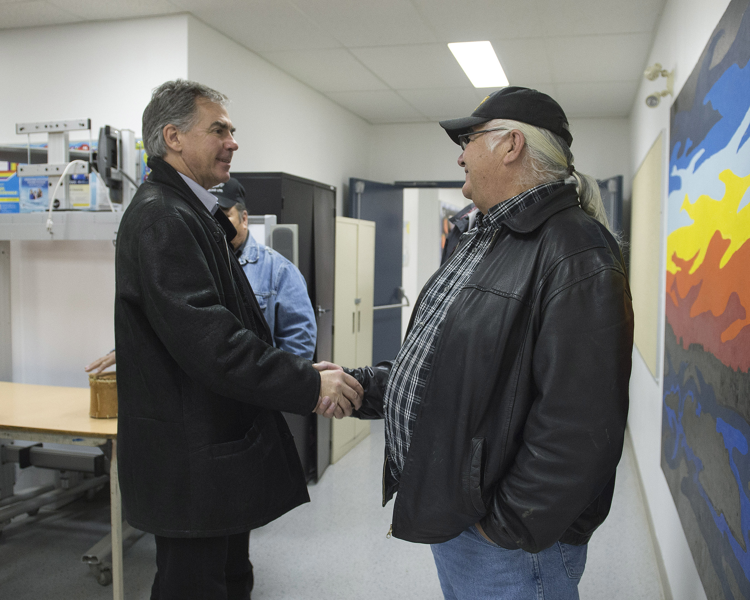 Premier meets with Lubicon Chief 44914a.jpg