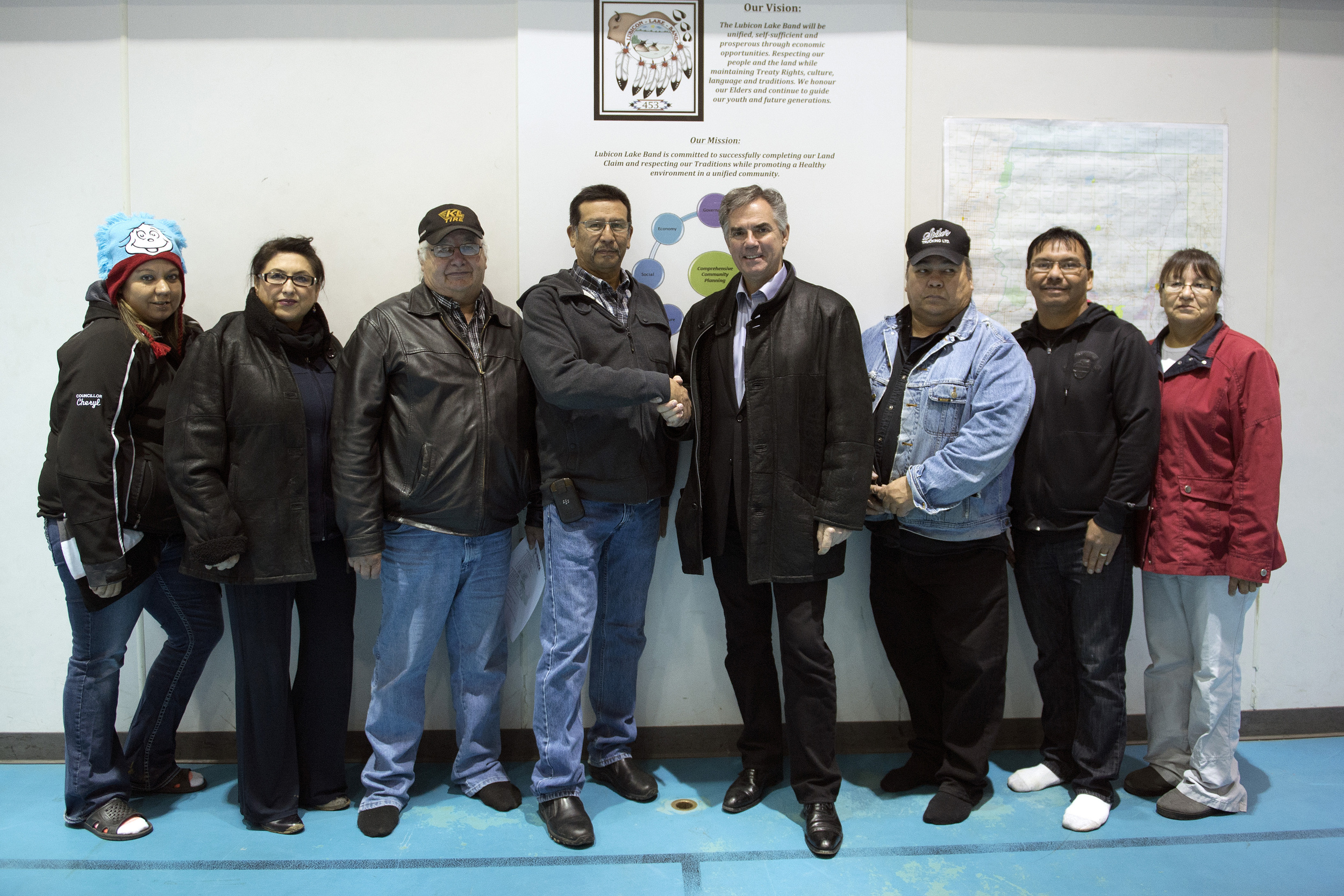 Premier meets with Lubicon Chief 45393a.jpg