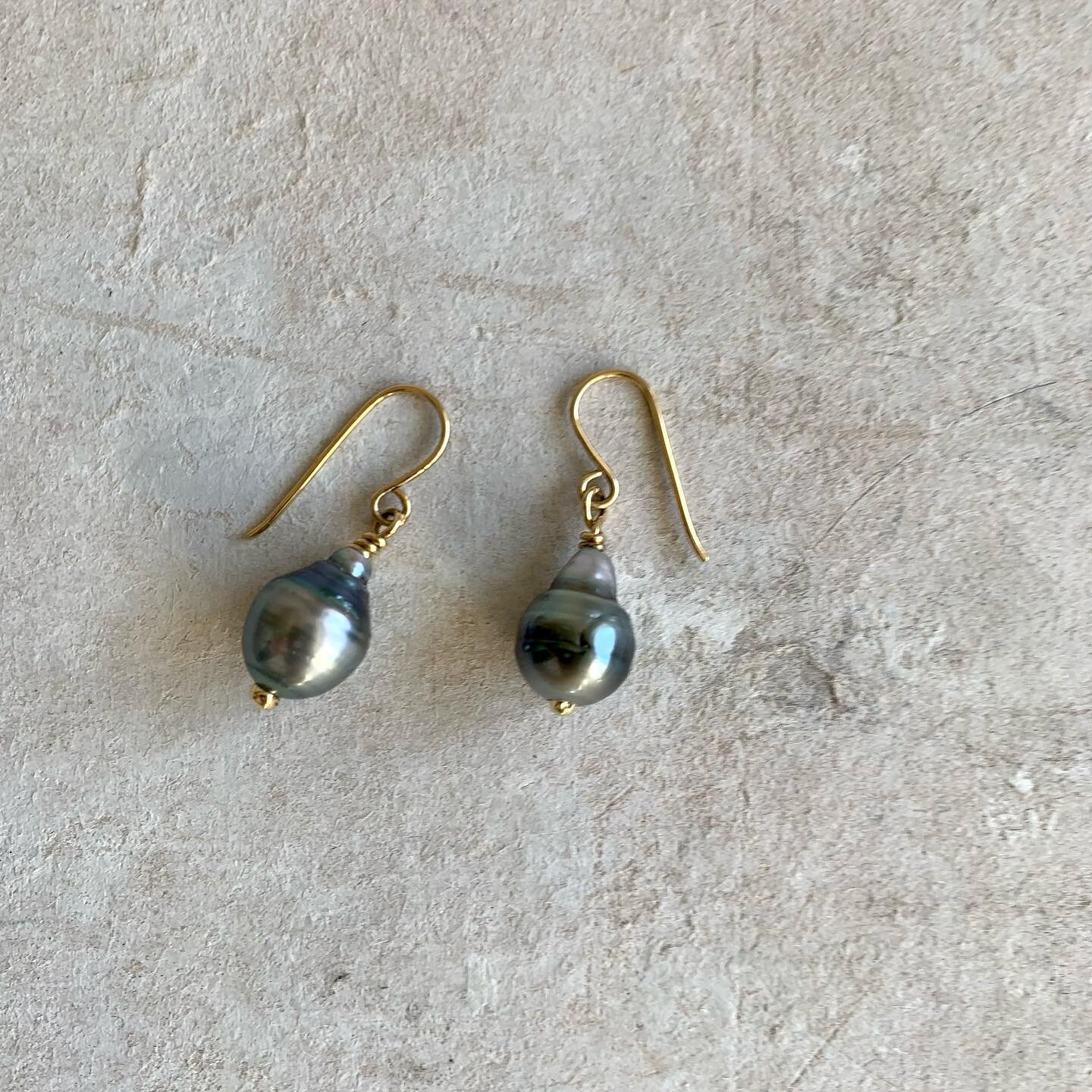 Tahitian pearl /18k earrings by @tinanegrijewelry