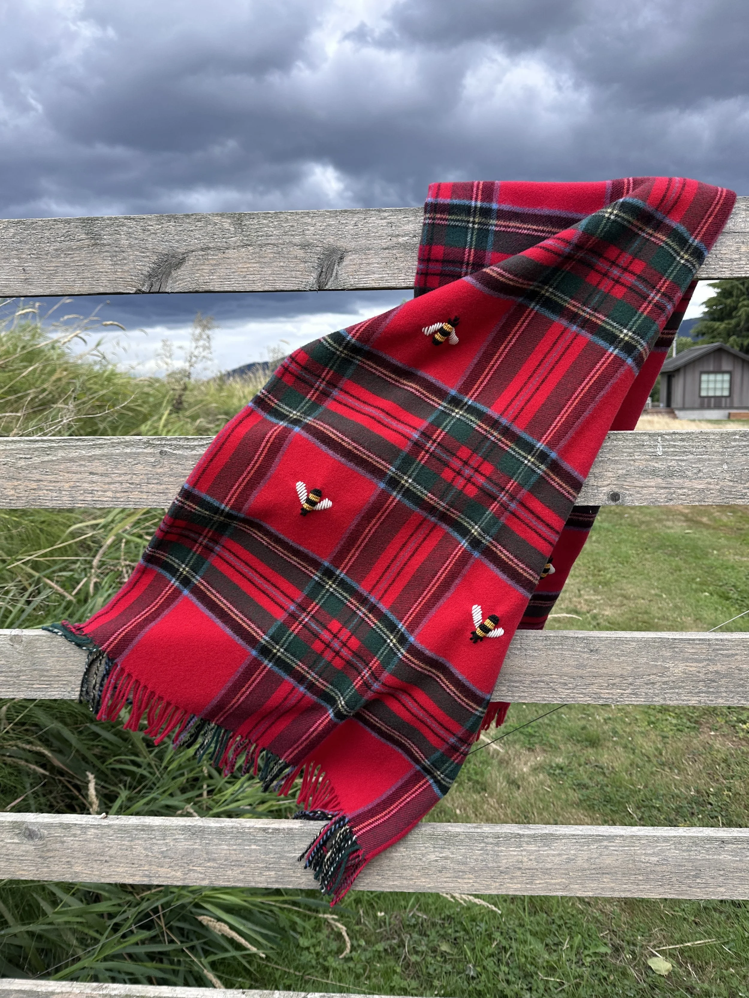 lagomoro wool blanket  with bee