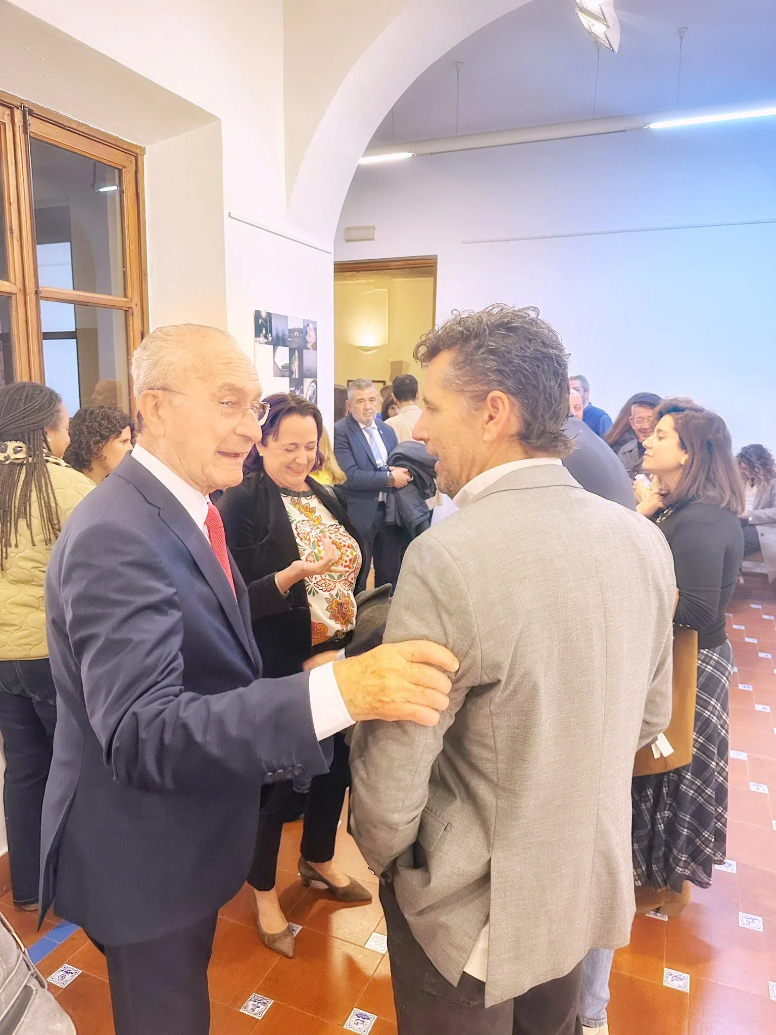 Am Freitag feierte mein Freund M&iacute;chelo Toro unter Beisein vom B&uuml;rgermeister von Malaga das 30 Jahr Jubil&auml;um seiner Apertura, Centro de Fotograf&iacute;a y Artes Visuales Fotoschule in Malaga! Mit eigenem Bier f&uuml;r den Event! Nadj