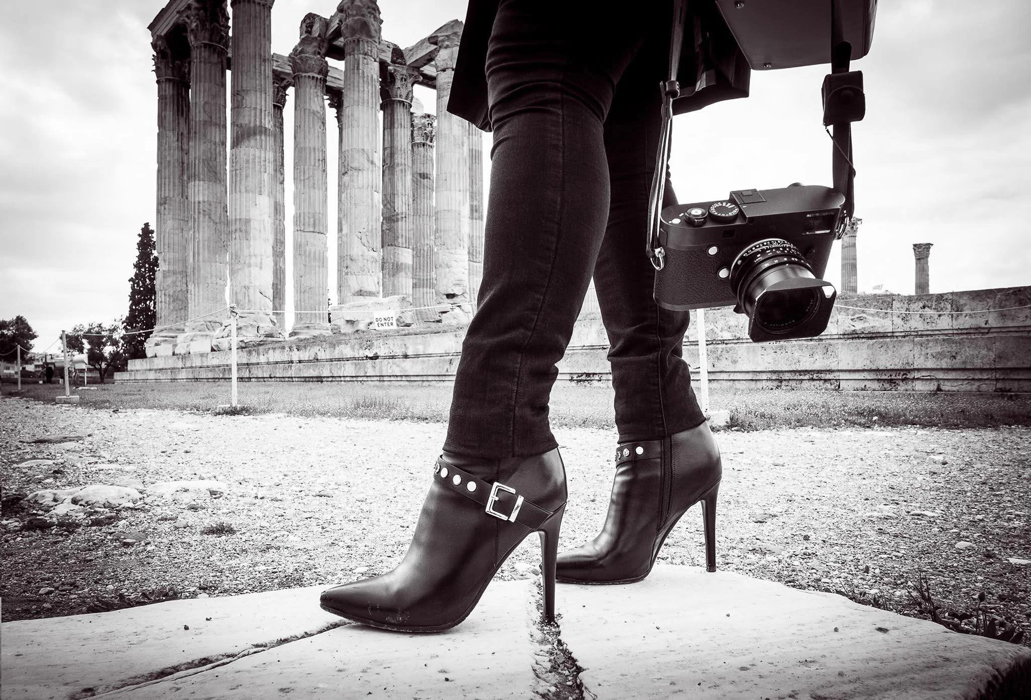 Nadja auf Motivsuche in Athen! #LIKAkademie #fotokursfuerfrauen #leicamonochrom