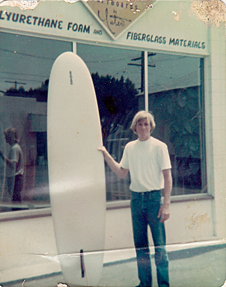 KP frente a la tienda Yater, 1975, Santa Bárbara, CA.