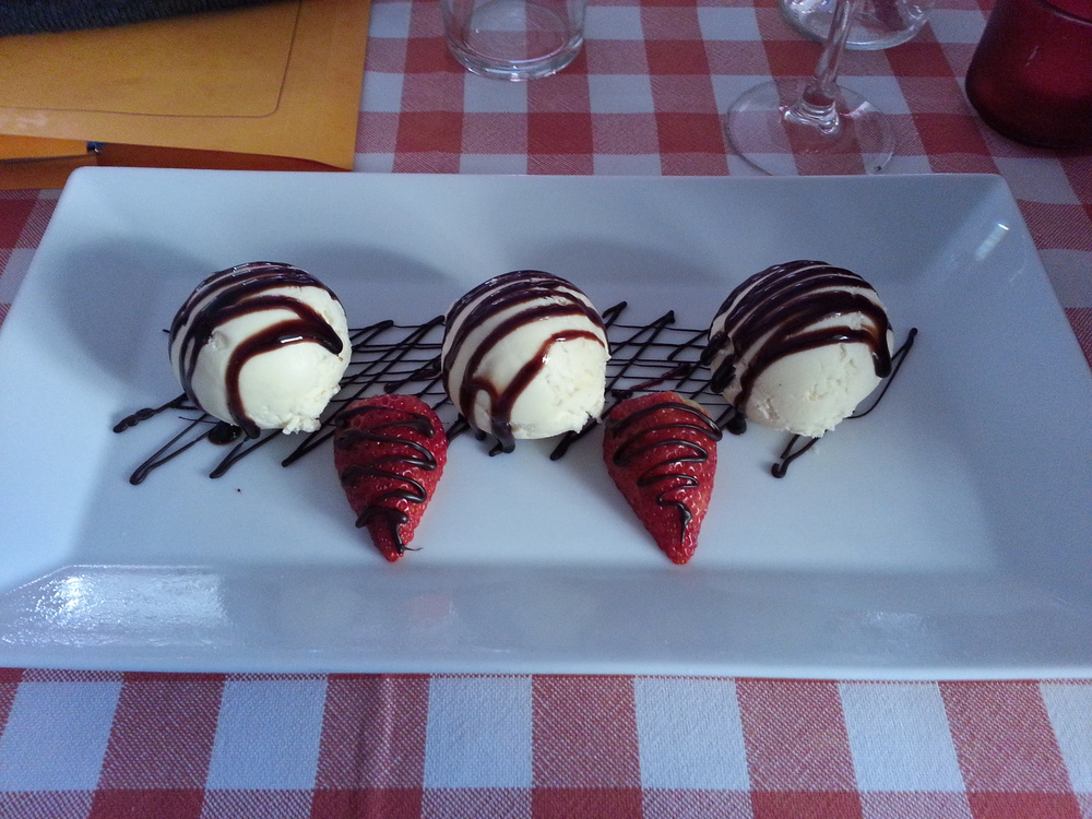  Gelato covered with chocolate syrup served with strawberries. Fannnnnnntastic! 