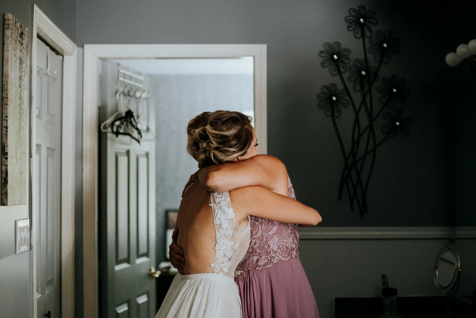 bride and mom hug Port Alberni wedding Photographer