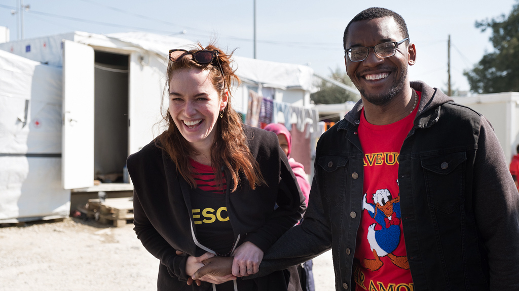 Headey with Congolese refugee Patrick at Moria. (Jodi Hilton/International Rescue Committee)