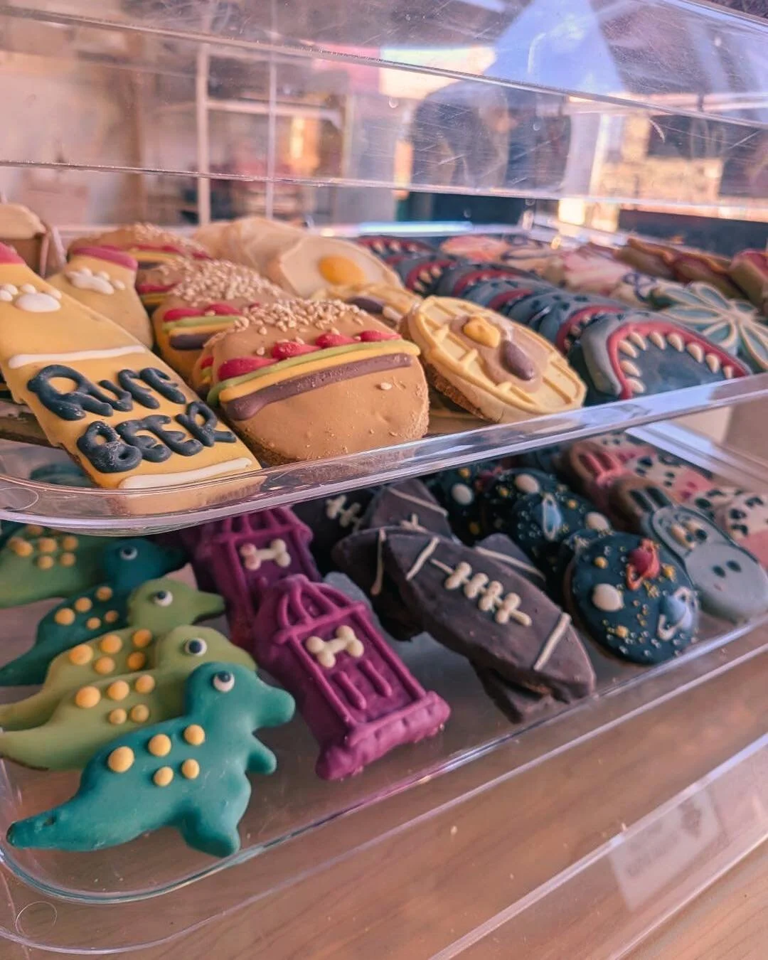 Yummy! Cookies!! ⚠️BUT WAIT!⚠️ These cookies are for doggies!! Your pup will look so adorable eating these all natural, super cute cookies!!

#manitou #manitousprings #coloradosprings #coloradosmallbusiness #reddogcoffee #coffee #latte #puppy #dogcoo